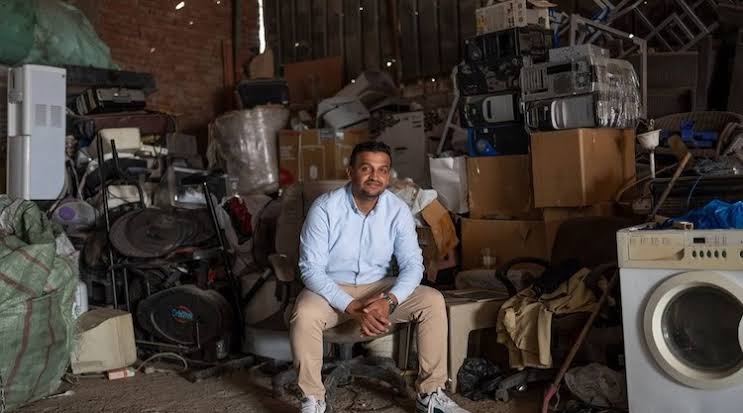 Bekia founder in a warehouse